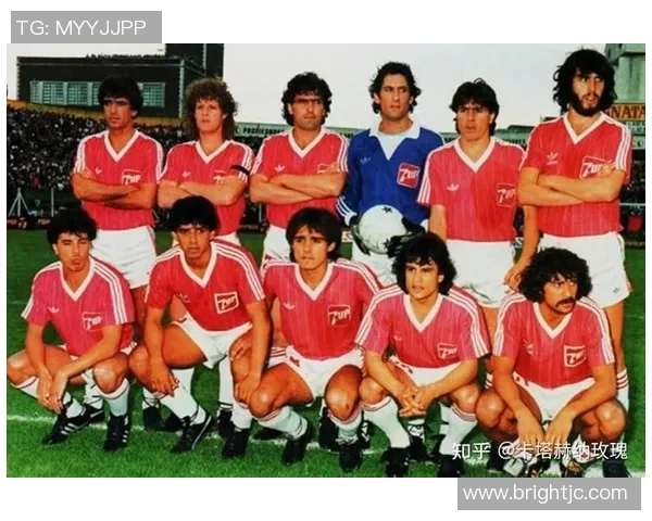 细长眼镜下的足球明星传奇与风采解析