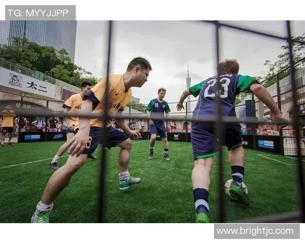 耐克广告中的铁笼足球明星展现激情与实力的完美结合