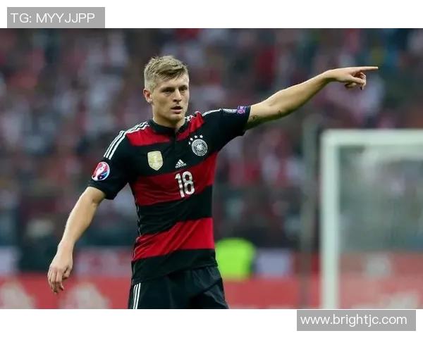 足球明星克罗斯的足球之路与小白的成长故事 足球明星克罗斯的足球之路与小白的成长故事